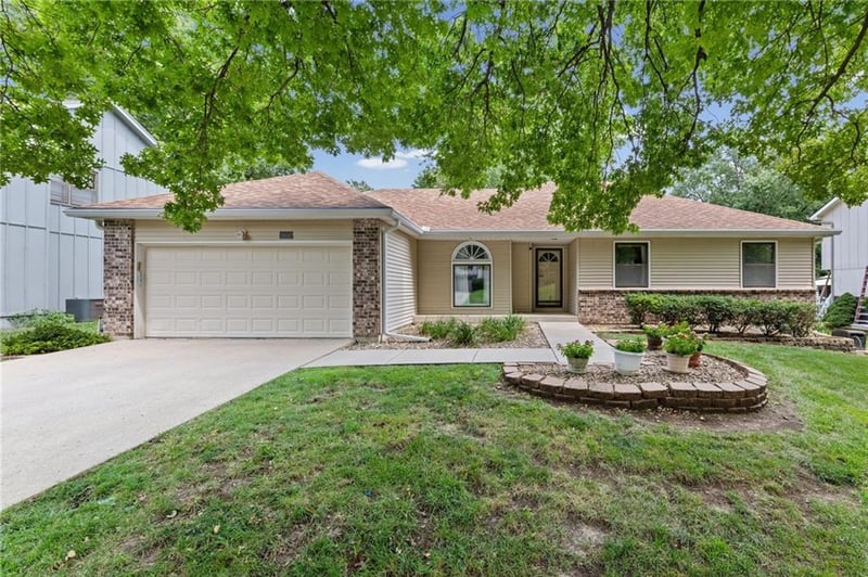 8639 Greenway Ln, Lenexa, KS 66215