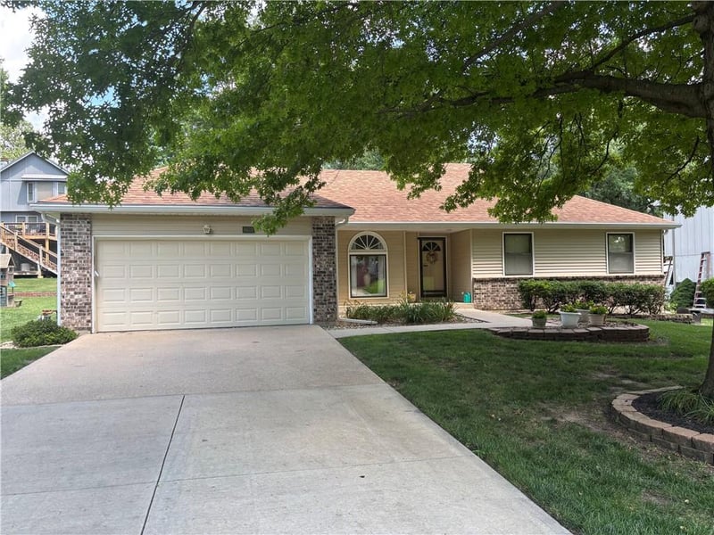 8639 Greenway Ln, Lenexa, KS 66215