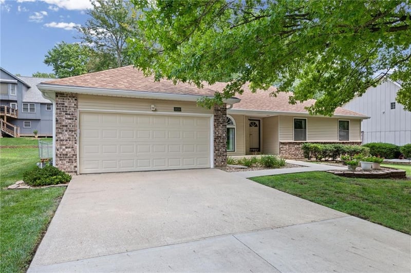 8639 Greenway Ln, Lenexa, KS 66215