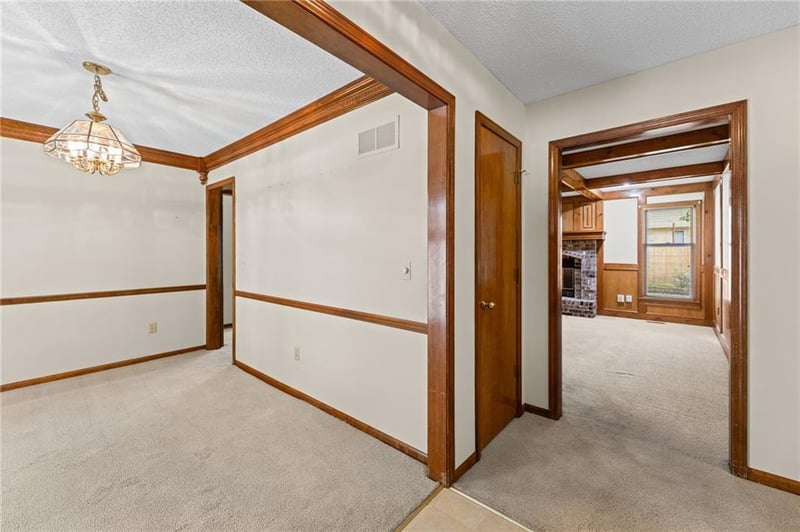 8639 Greenway Ln, Lenexa, KS 66215