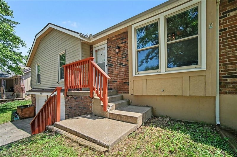 1008 19th Street Ter, Blue Springs, MO 64015