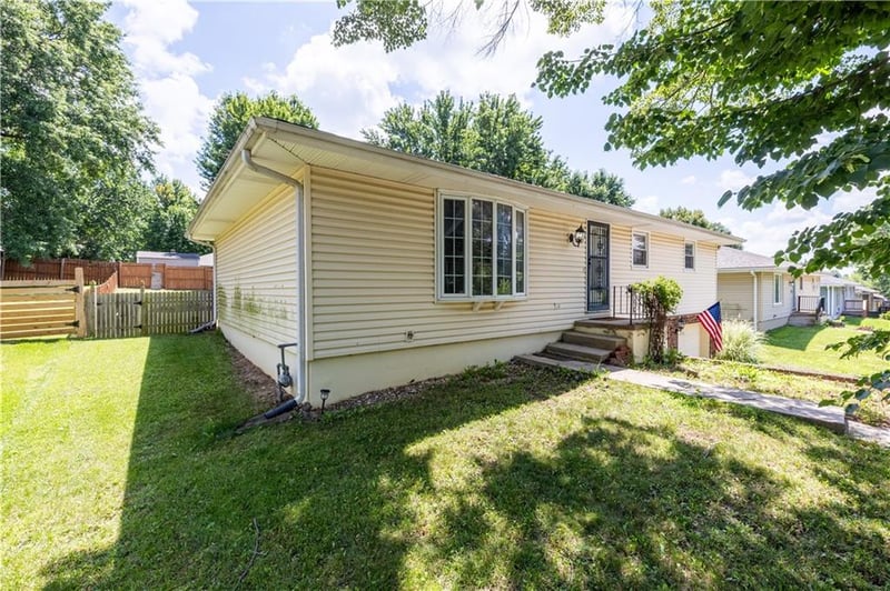 2209 Leonard Rd, St Joseph, MO 64506