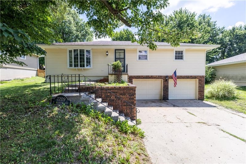 2209 Leonard Rd, St Joseph, MO 64506