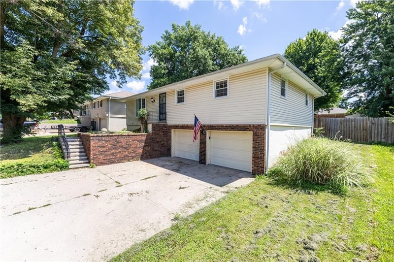2209 Leonard Rd, St Joseph, MO 64506