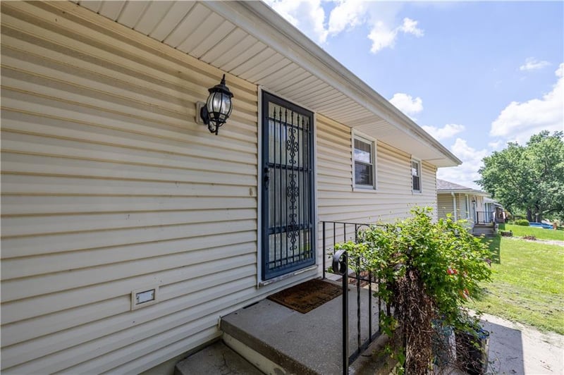 2209 Leonard Rd, St Joseph, MO 64506