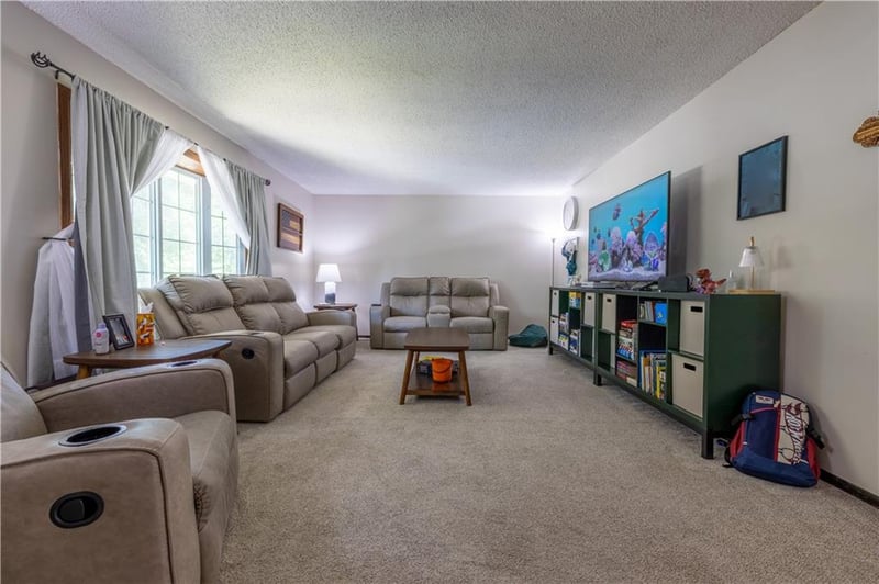 2209 Leonard Rd, St Joseph, MO 64506