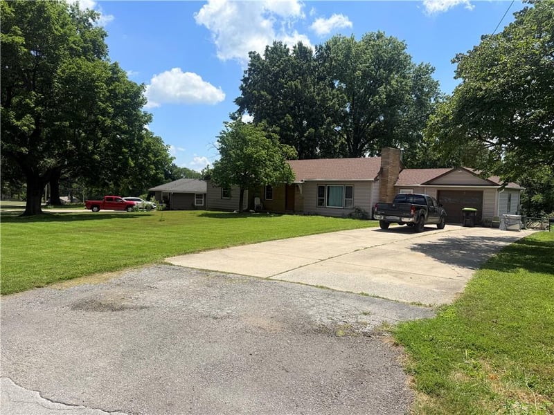 1723 Berry Rd, Independence, MO 64057