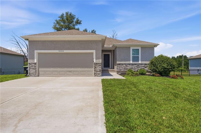 10202 Siena Dr, Peculiar, MO 64078