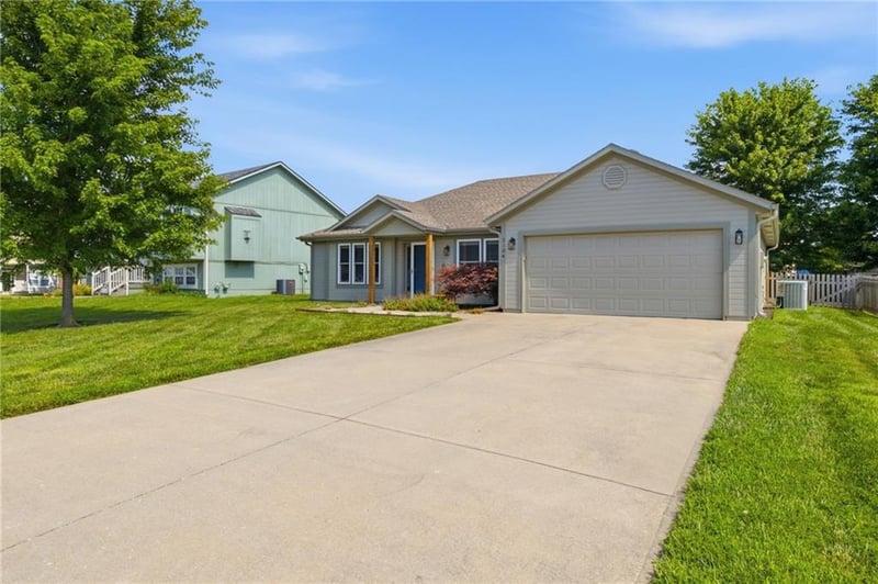 2104 Cherokee Dr, Greenwood, MO 64034
