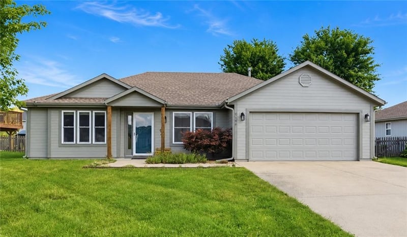 2104 Cherokee Dr, Greenwood, MO 64034