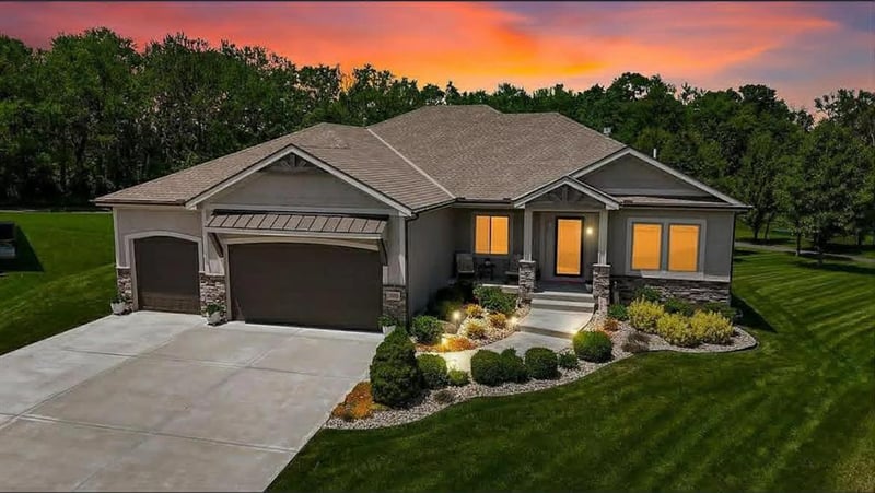 9305 Sushi Cir, Lee's Summit, MO 64064