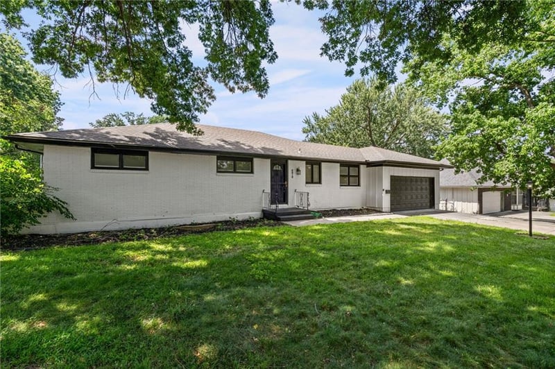8819 E 61st St, Raytown, MO 64133