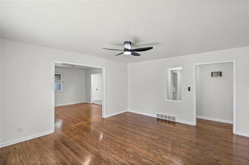 8819 E 61st St, Raytown, MO 64133