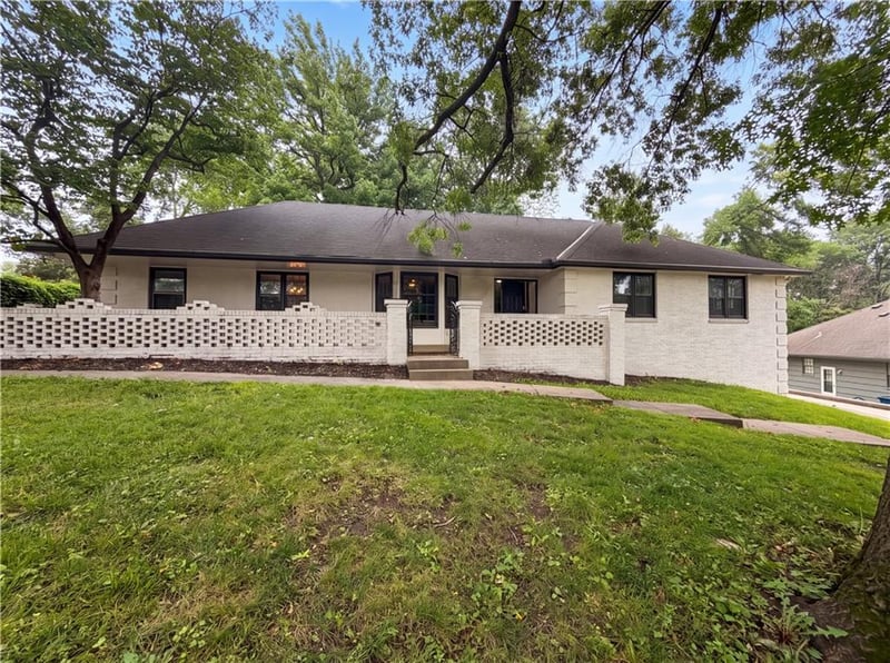 4321 Briarcliff Ln, Kansas City, MO 64116