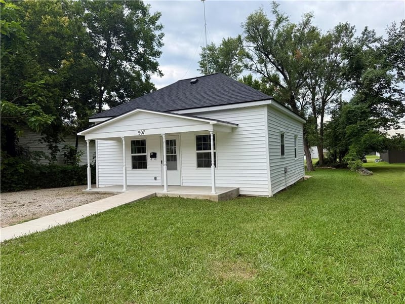 907 E Walnut St, Rich Hill, MO 64779