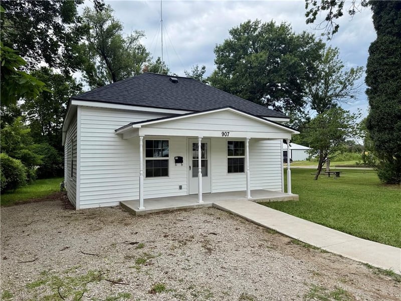 907 E Walnut St, Rich Hill, MO 64779