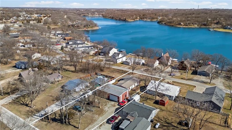 89 Lakeview Ln, Linn Valley, KS 66040