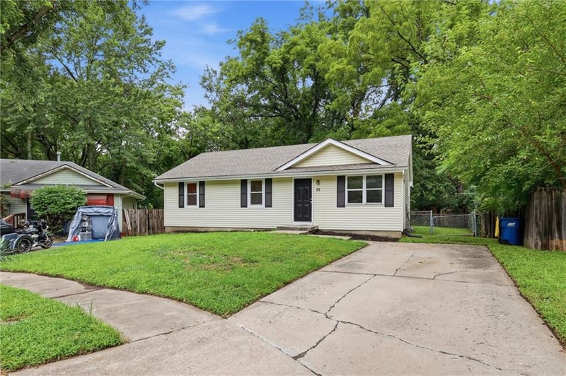 15 Brooks Ct, Liberty, MO 64068