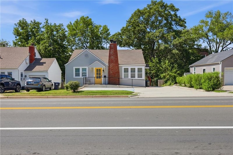 102 2nd St, Lee's Summit, MO 64063