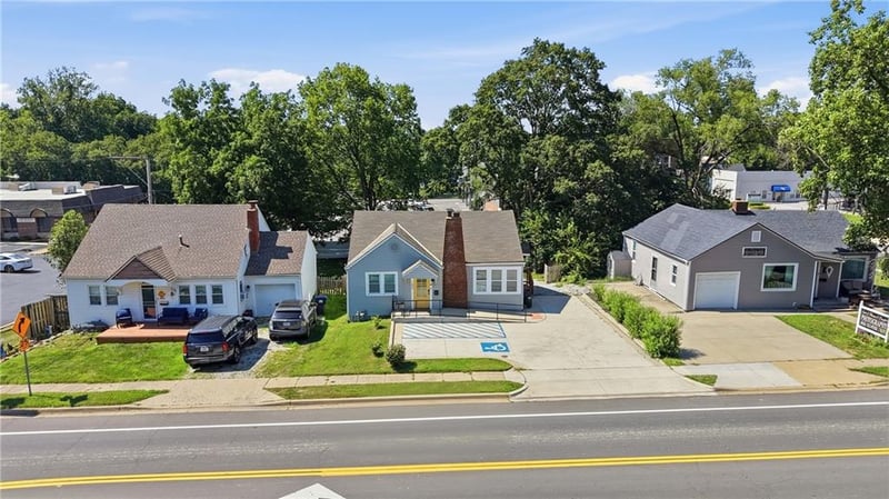 102 2nd St, Lee's Summit, MO 64063