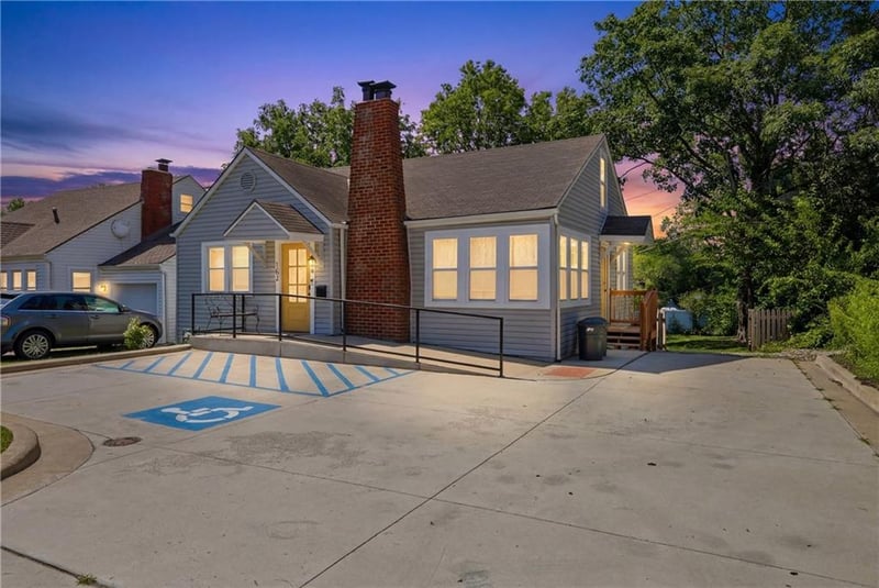 102 2nd St, Lee's Summit, MO 64063