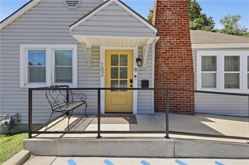 102 2nd St, Lee's Summit, MO 64063
