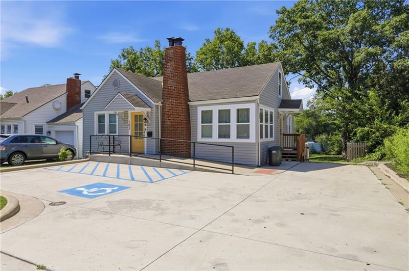 102 2nd St, Lee's Summit, MO 64063