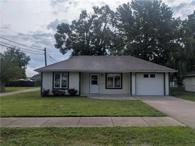 306 4th St, Odessa, MO 64076