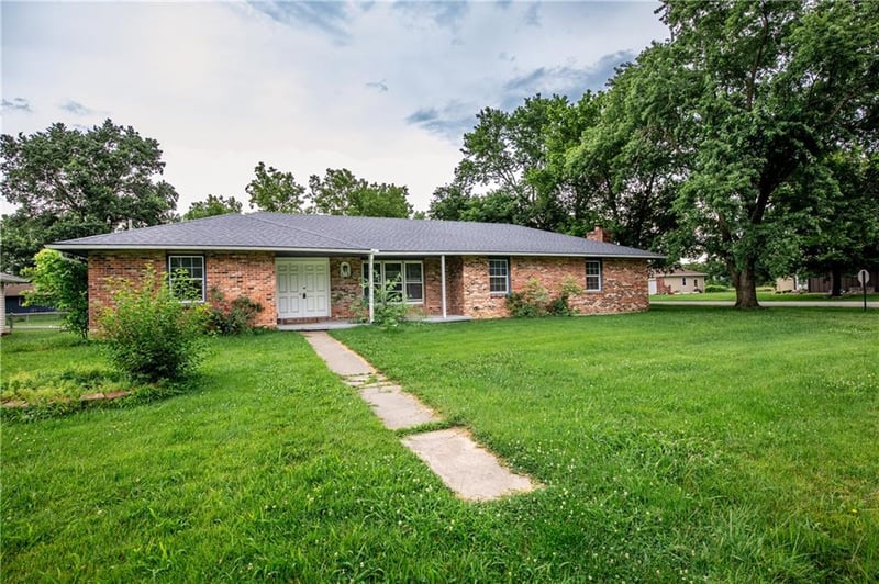 818 Sycamore St, Lacygne, KS 66040
