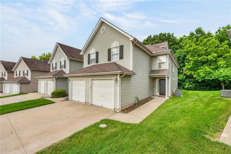 8124 Elmwood Ave, Kansas City, MO 64119