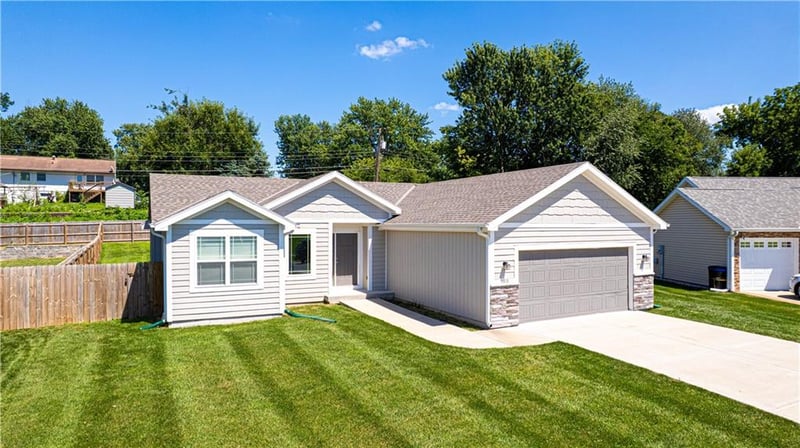5313 Crystal Dr, St Joseph, MO 64503