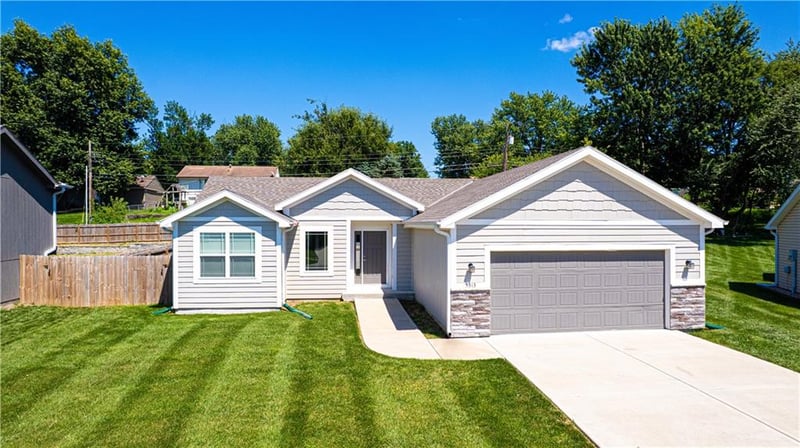 5313 Crystal Dr, St Joseph, MO 64503