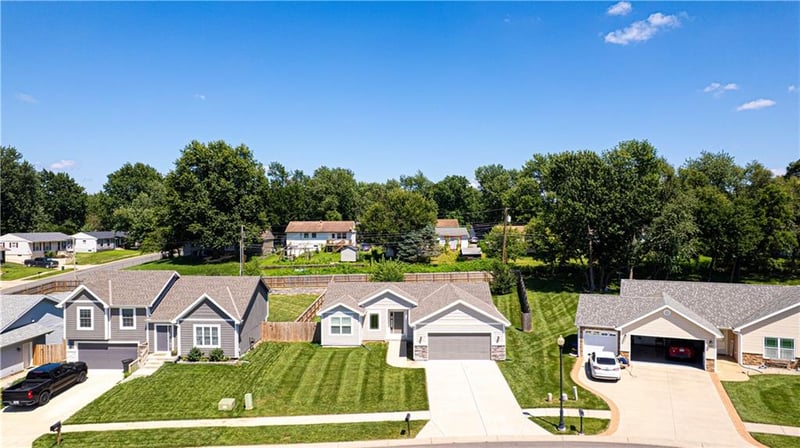 5313 Crystal Dr, St Joseph, MO 64503