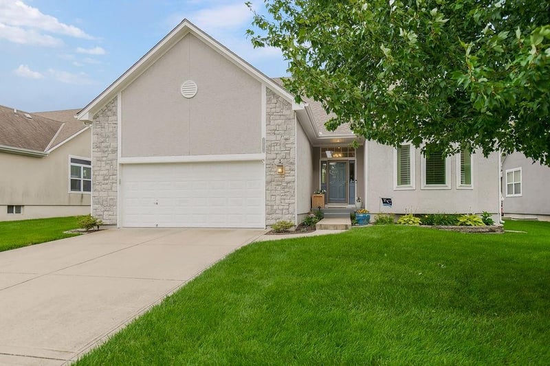 916 Lauren Ct, Lee's Summit, MO 64081