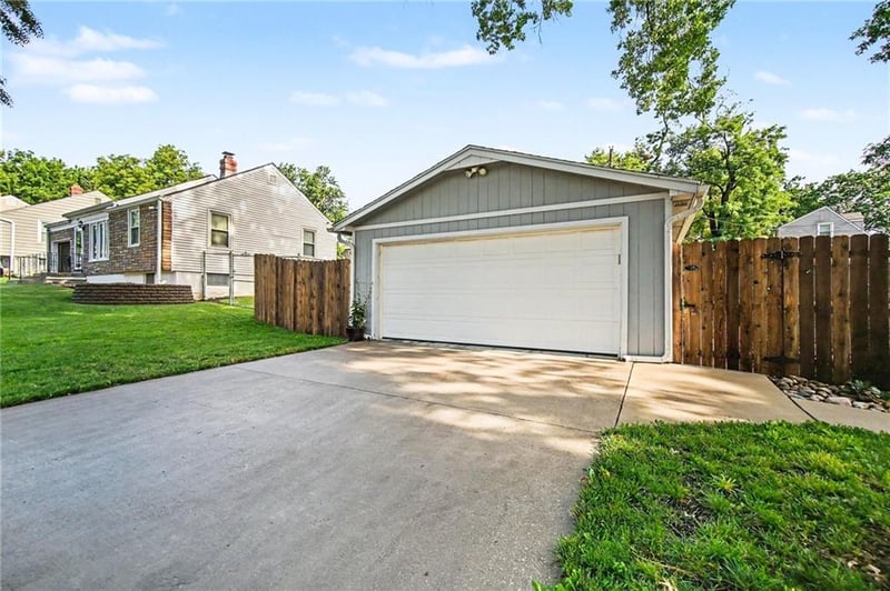 4300 Holmes St, Kansas City, MO 64116