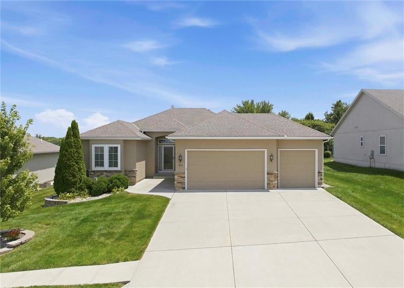 311 Crestview Ct, Raymore, MO 64083