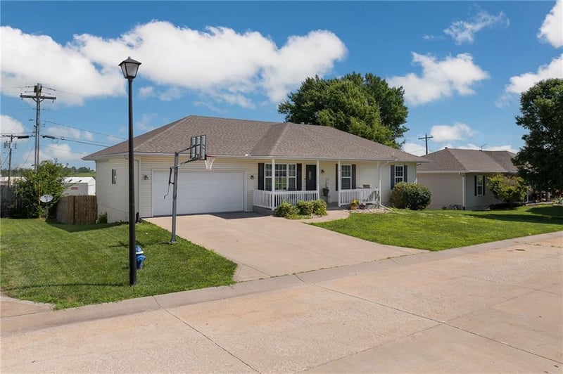 714 Harris Ln, Cameron, MO 64429