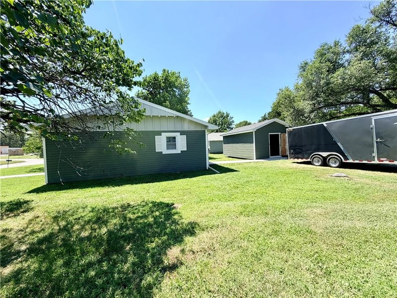 1402 Walnut St, Nevada, MO 64772
