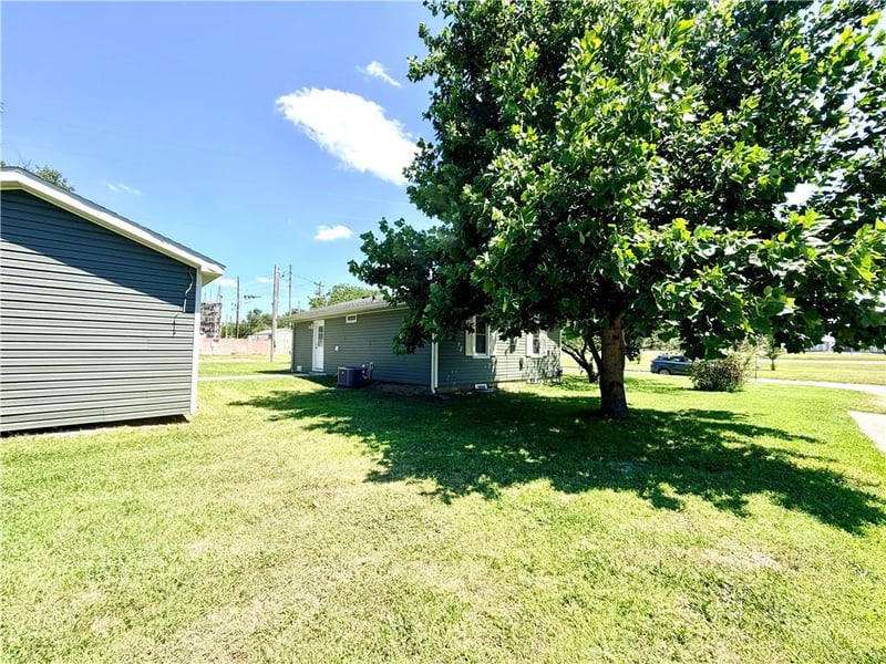 1402 Walnut St, Nevada, MO 64772
