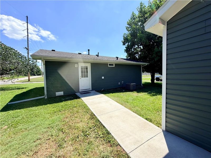 1402 Walnut St, Nevada, MO 64772