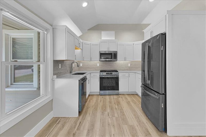 143 Grove Ave, Bonner Springs, KS 66012