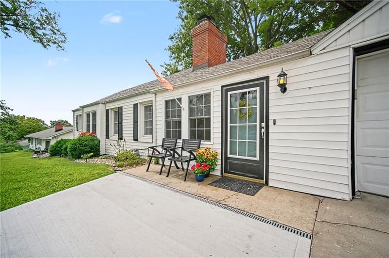8409 Hilltop Rd, Parkville, MO 64152