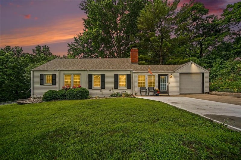 8409 Hilltop Rd, Parkville, MO 64152