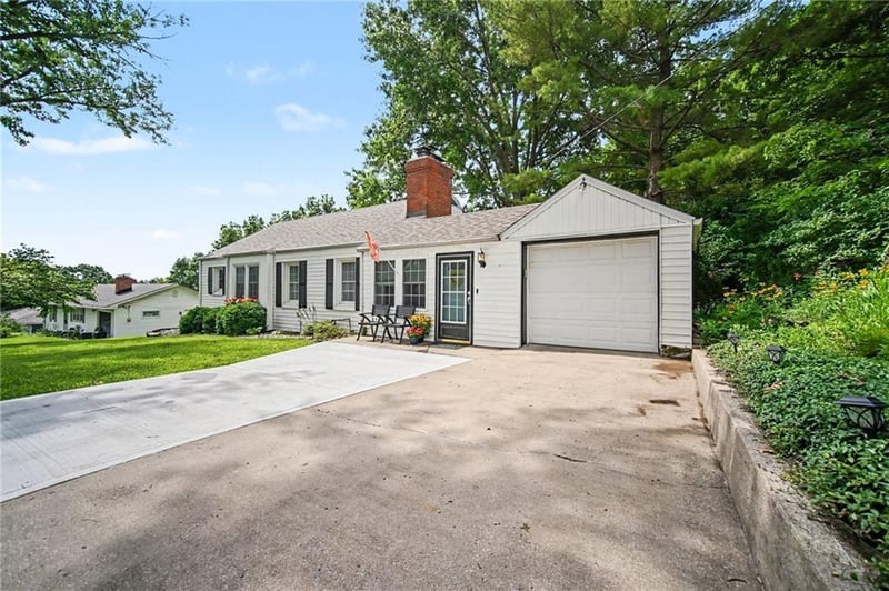 8409 Hilltop Rd, Parkville, MO 64152