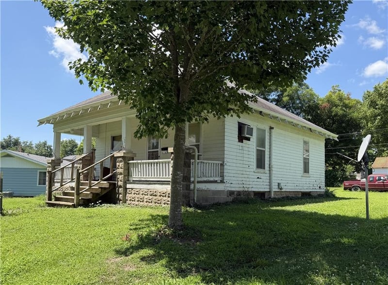 304 S Elm St, Sweet Springs, MO 65351