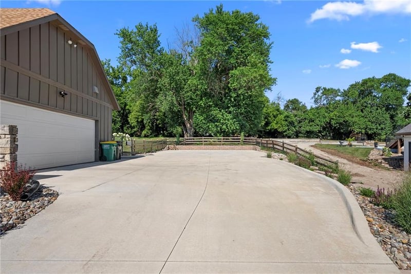 16578 Lamar Ave, Stilwell, KS 66085