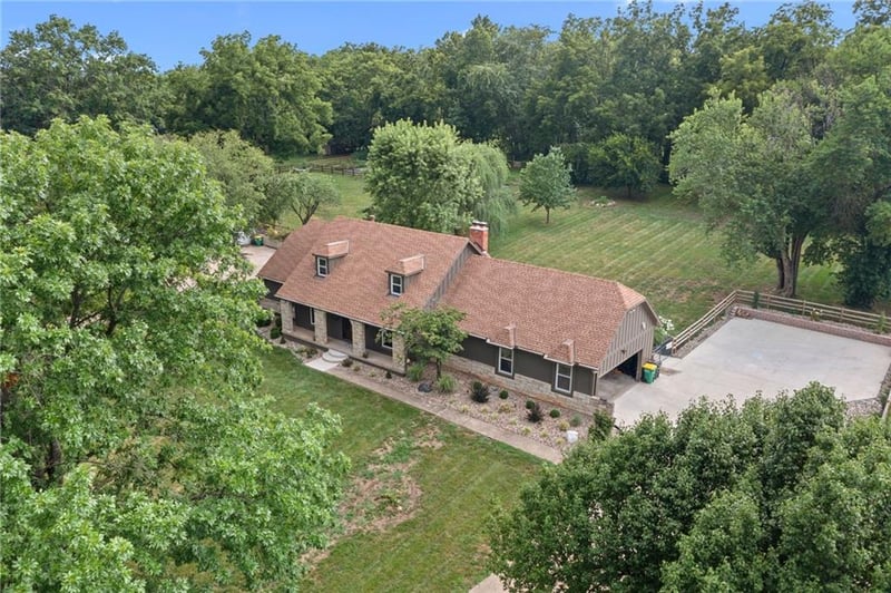 16578 Lamar Ave, Stilwell, KS 66085