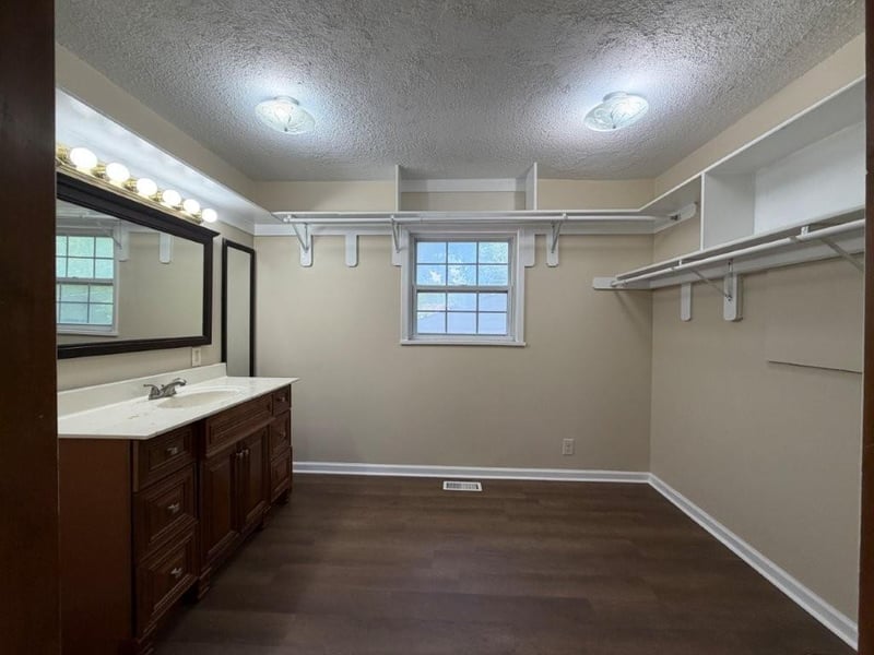 1519 Geronimo Dr, Independence, MO 64058