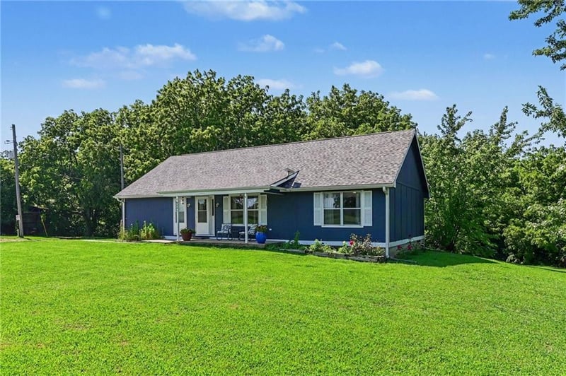 9241 Hamm Dr, Oskaloosa, KS 66066