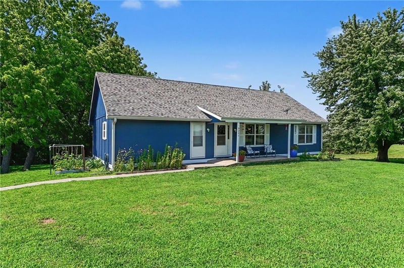 9241 Hamm Dr, Oskaloosa, KS 66066